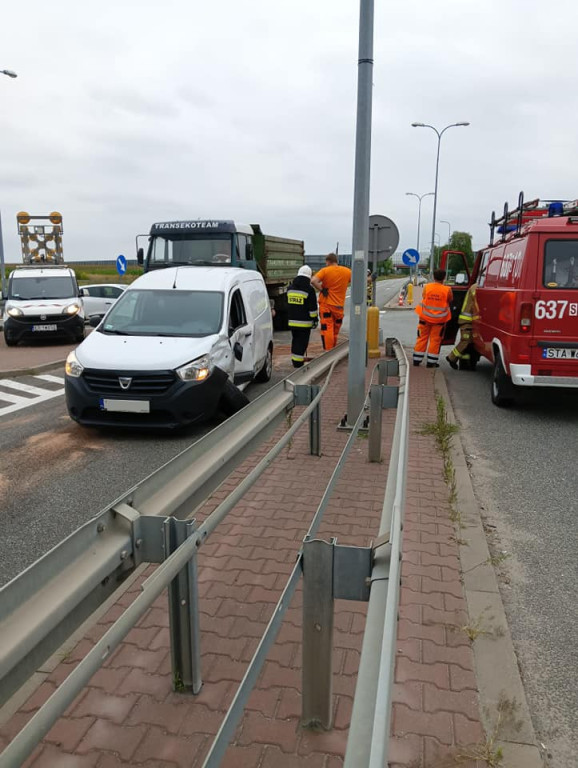 Zjechał z A1, wjechał w dostawczaka