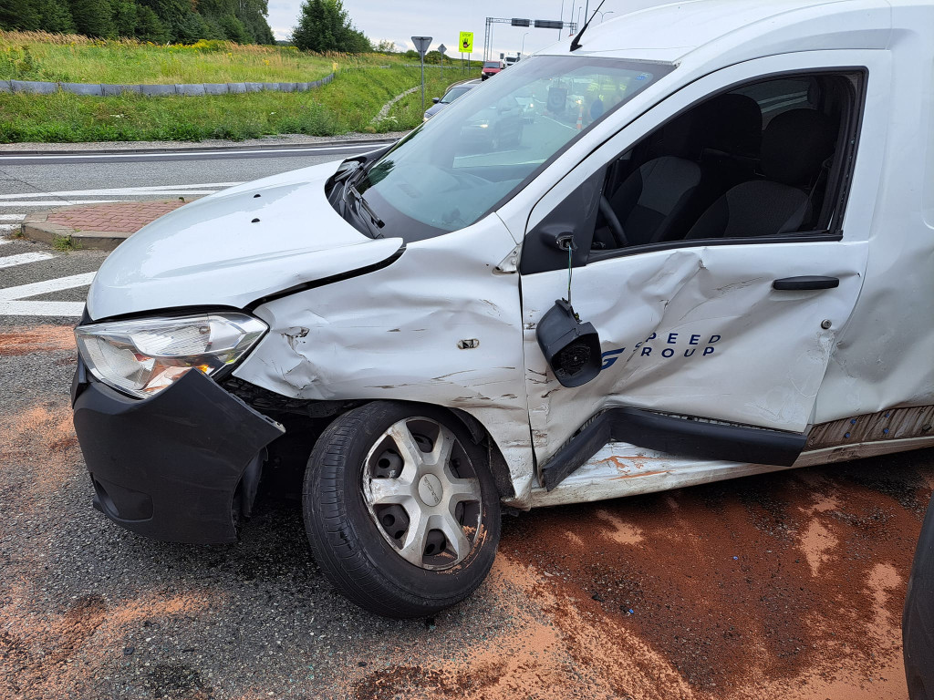 Zjechał z A1, wjechał w dostawczaka