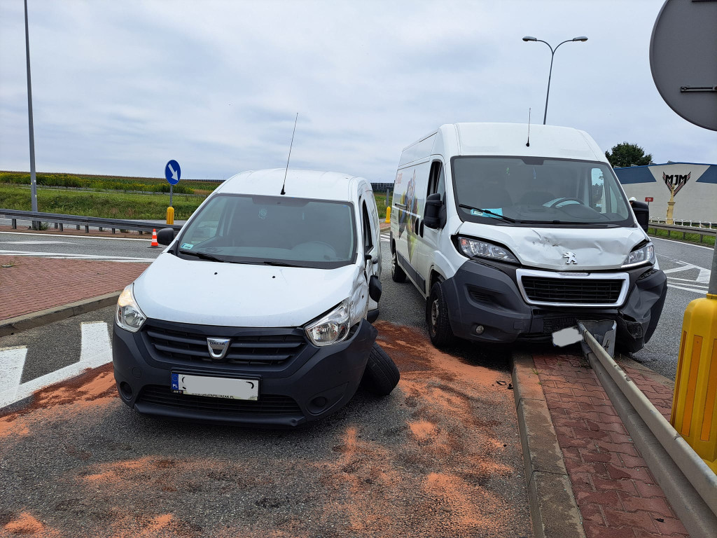 Zjechał z A1, wjechał w dostawczaka
