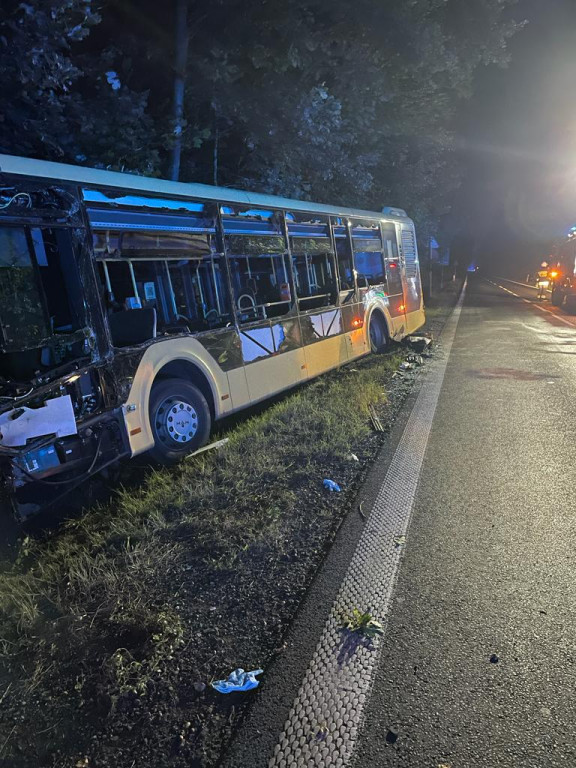 Zderzenie z autobusem i czołówka osobówek