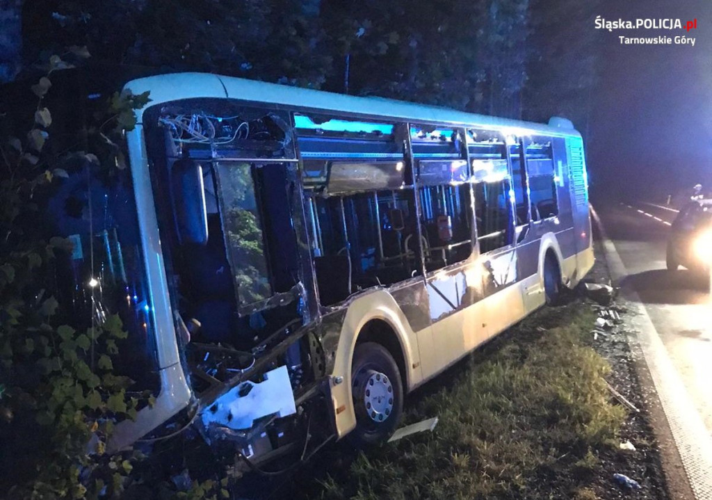 Zderzenie z autobusem i czołówka osobówek