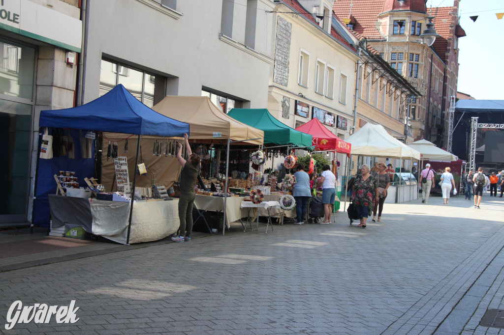 Gwarki 2023. Stragany na ul. Krakowskiej już stoją [FOTO]