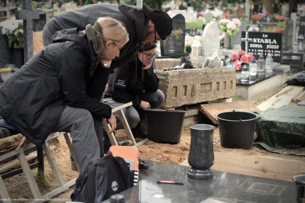 Tarnowskie Góry. Pracownicy IPN-u na cmentarzu