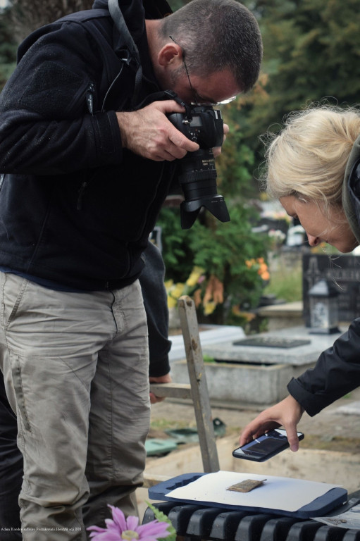 Tarnowskie Góry. Pracownicy IPN-u na cmentarzu