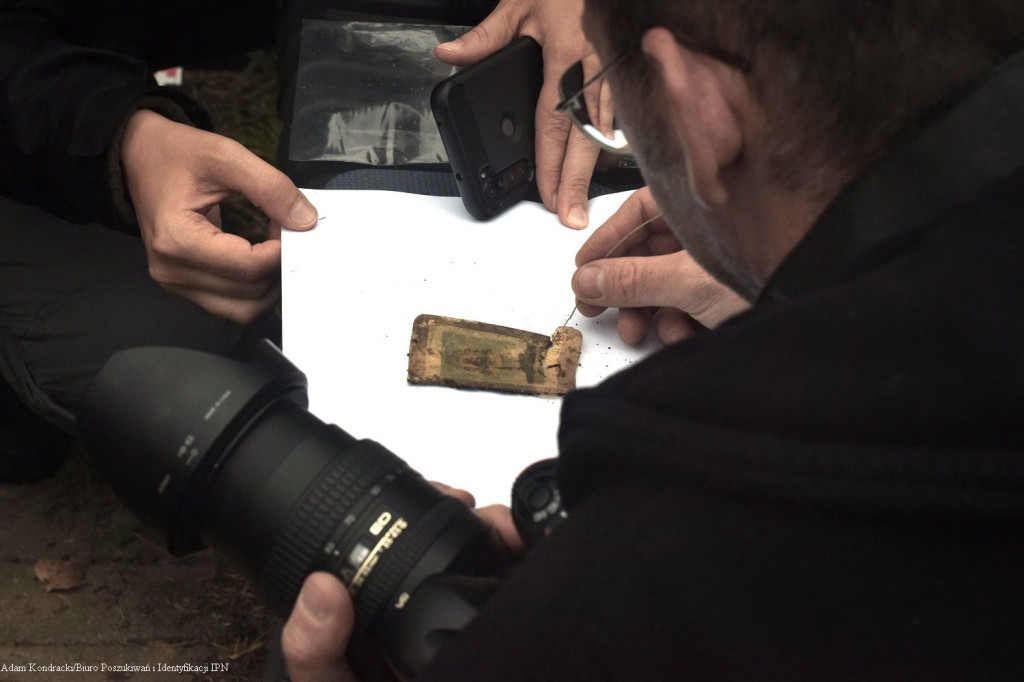 Tarnowskie Góry. Pracownicy IPN-u na cmentarzu