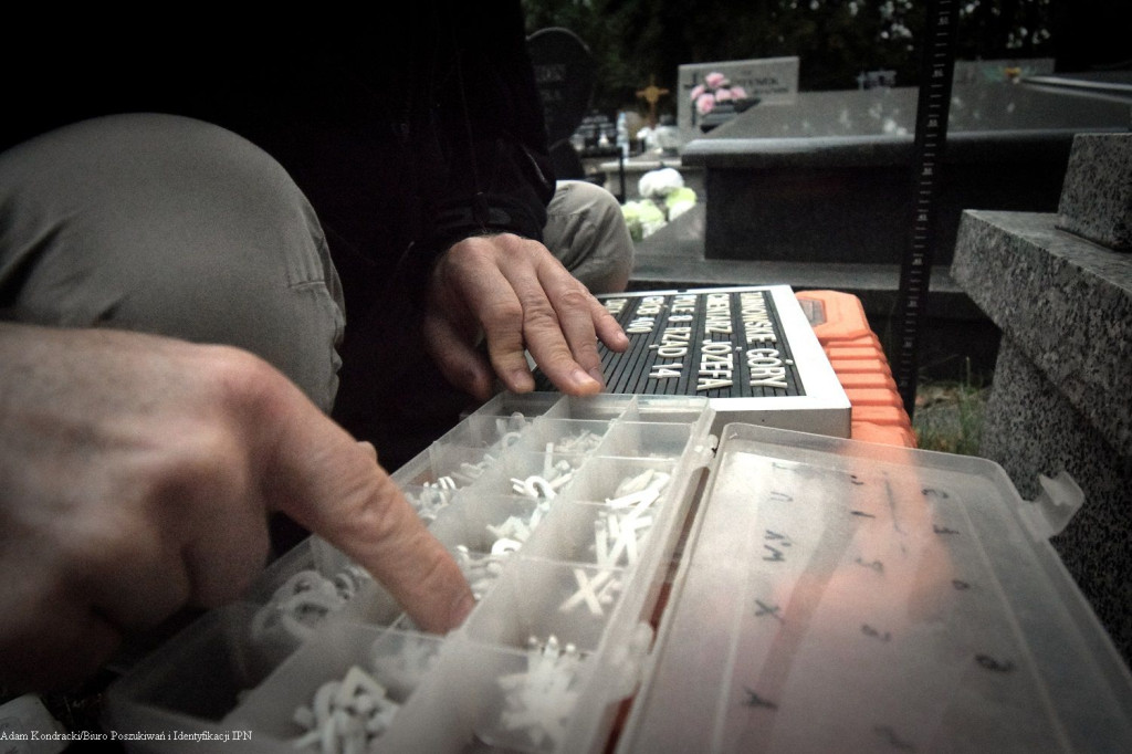 Tarnowskie Góry. Pracownicy IPN-u na cmentarzu