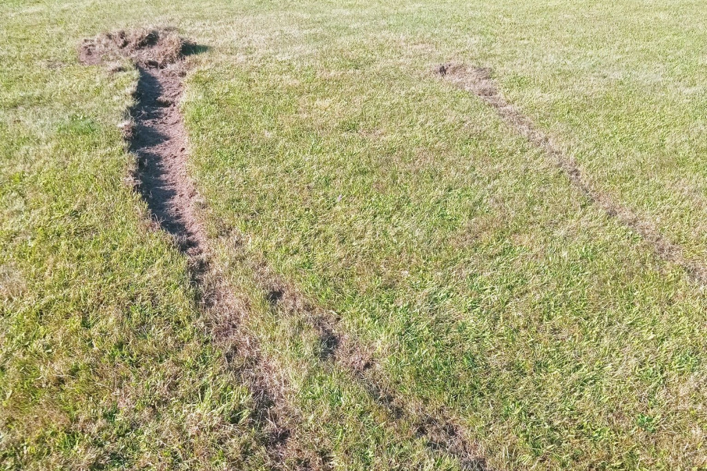 Zniszczone boisko i klubowy budynek
