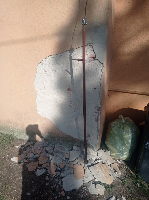 Zniszczone boisko i klubowy budynek