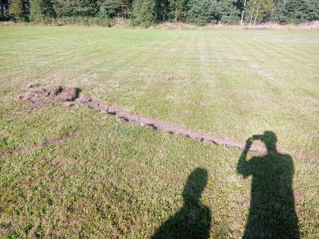 Zniszczone boisko i klubowy budynek