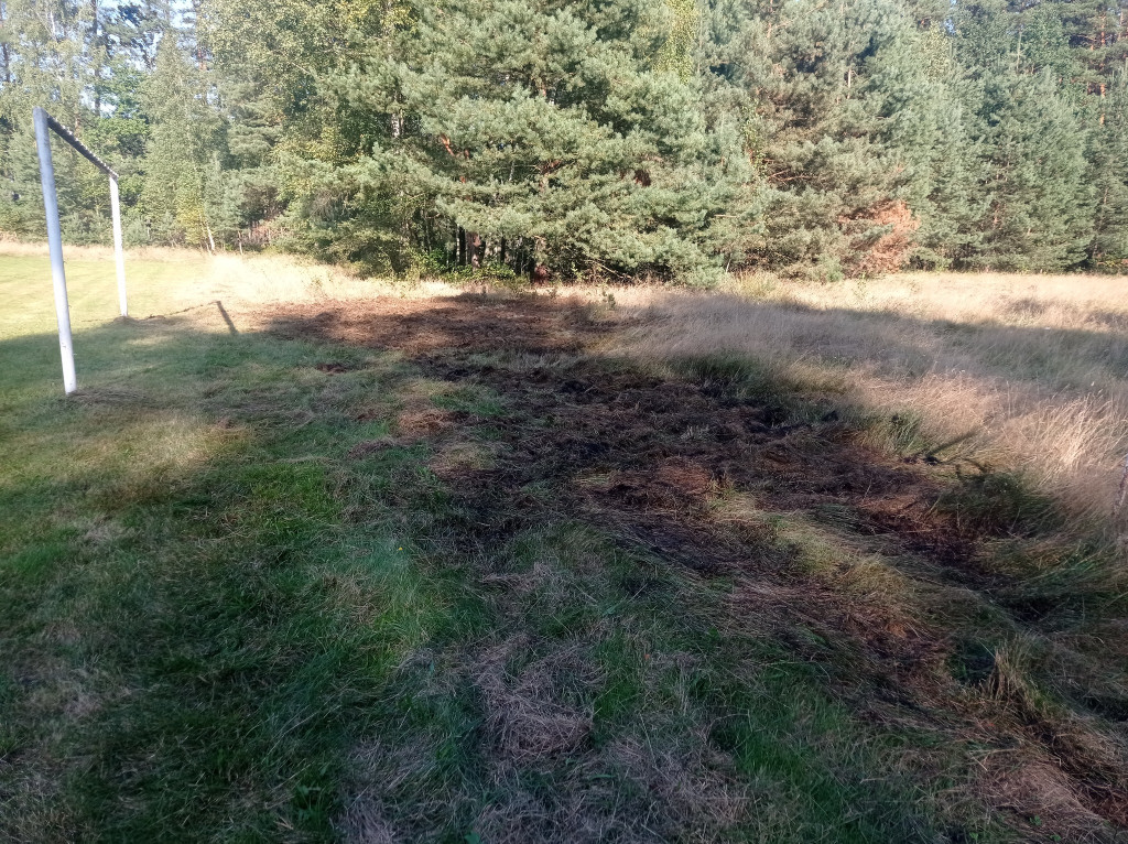 Zniszczone boisko i klubowy budynek