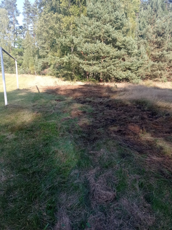 Zniszczone boisko i klubowy budynek