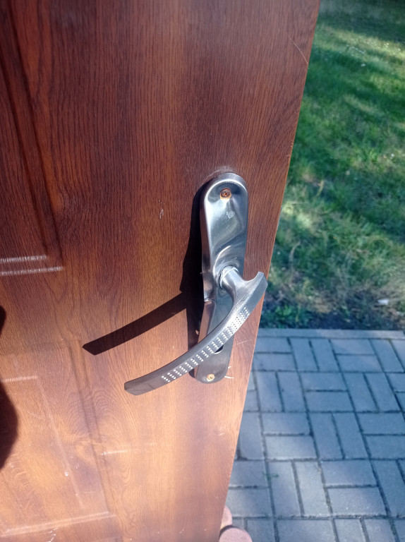 Zniszczone boisko i klubowy budynek