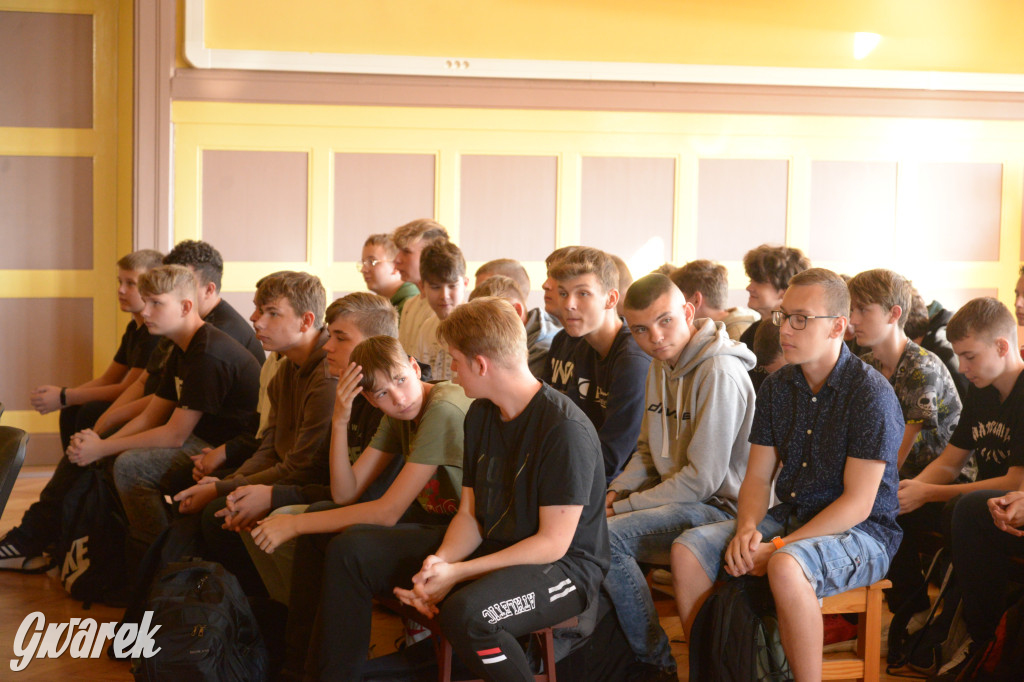 Tarnowskie Góry. Młodzież uczy się jak uniknąć wypadku