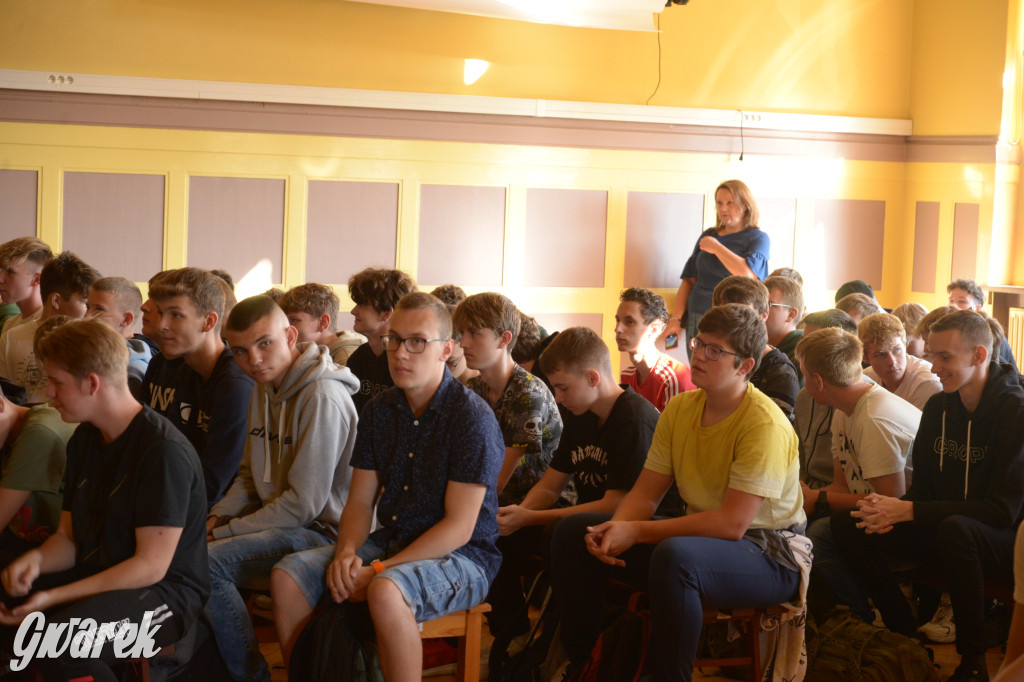 Tarnowskie Góry. Młodzież uczy się jak uniknąć wypadku