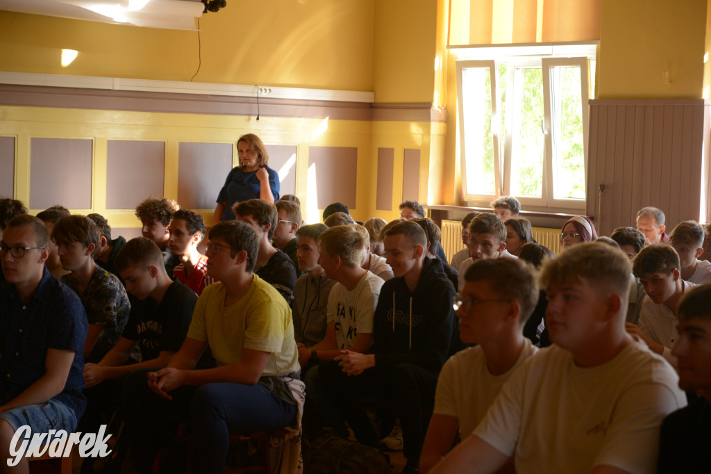 Tarnowskie Góry. Młodzież uczy się jak uniknąć wypadku