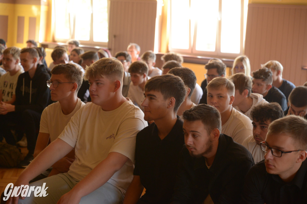 Tarnowskie Góry. Młodzież uczy się jak uniknąć wypadku