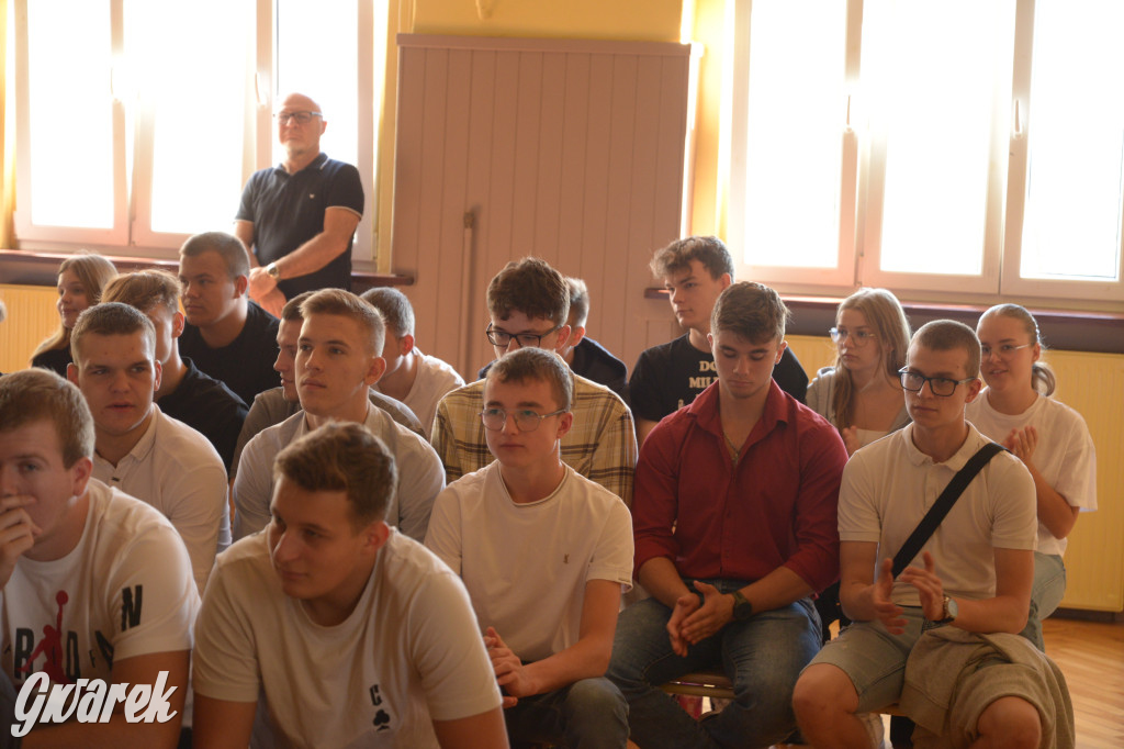 Tarnowskie Góry. Młodzież uczy się jak uniknąć wypadku