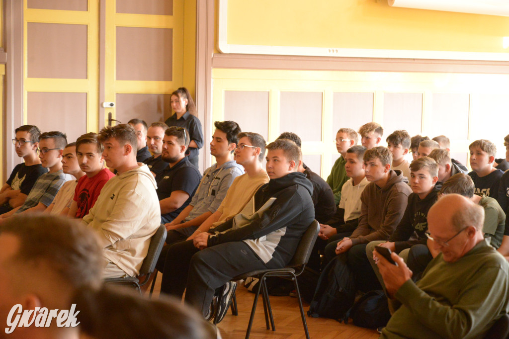 Tarnowskie Góry. Młodzież uczy się jak uniknąć wypadku