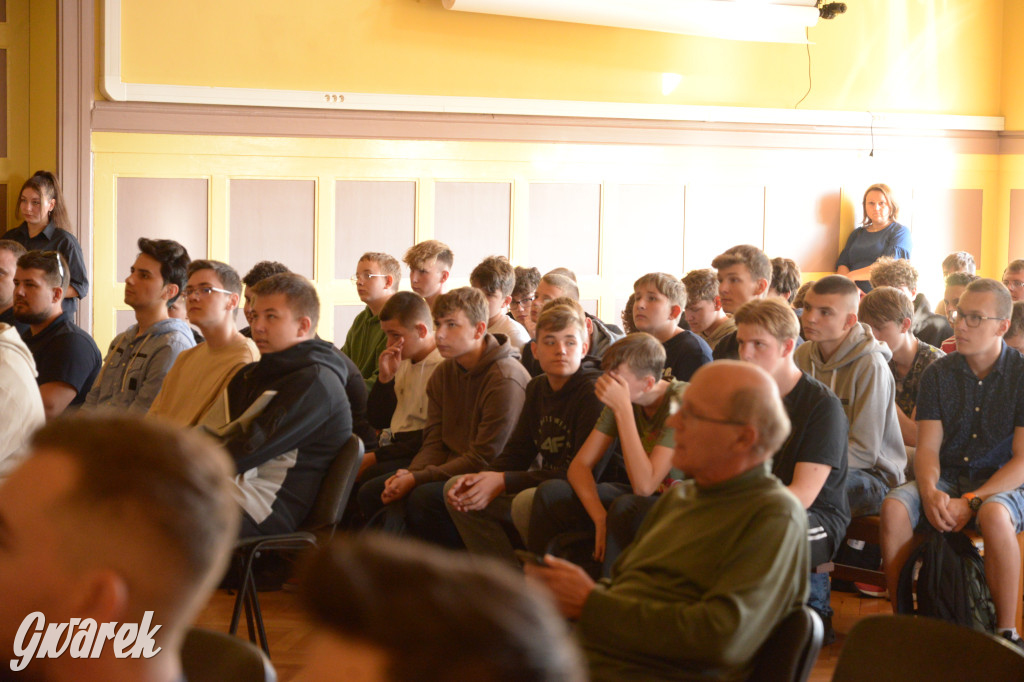 Tarnowskie Góry. Młodzież uczy się jak uniknąć wypadku