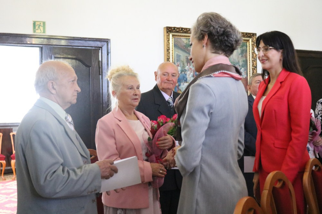 65, 60 i 50 lat razem. Jubileusze małżeńskie w USC [FOTO]