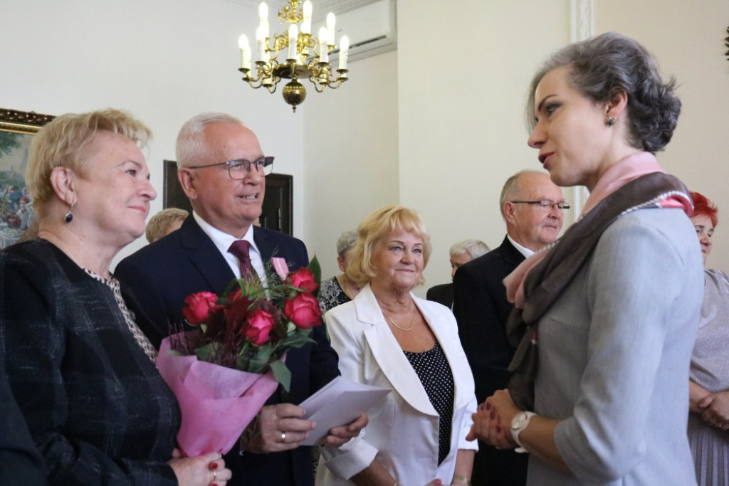 65, 60 i 50 lat razem. Jubileusze małżeńskie w USC [FOTO]
