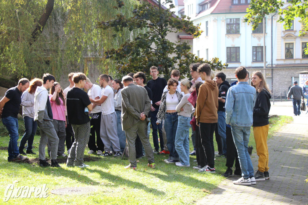 Tarnowskie Góry. Przy Staszicu młodzież posadziła 16 drzew [GALERIA]