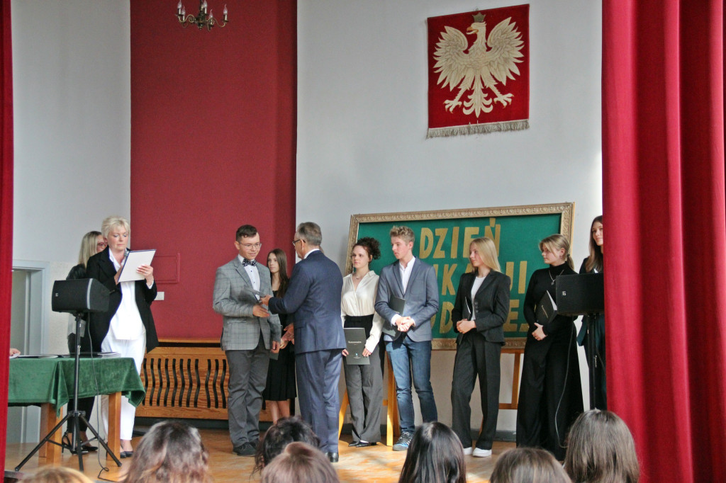 Radzionków. Nagrody dla absolwentów i nauczycieli [FOTO]