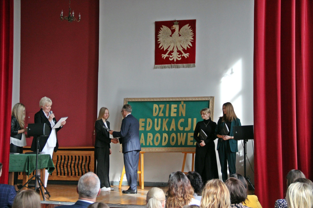 Radzionków. Nagrody dla absolwentów i nauczycieli [FOTO]