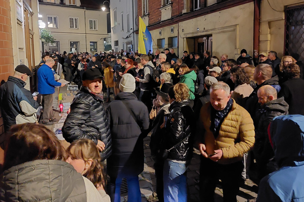 Pożegnanie Barbary Dziuk pod Biurem Poselskim