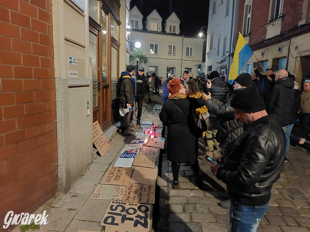 Pożegnanie Barbary Dziuk pod Biurem Poselskim