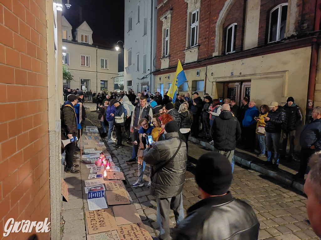 Pożegnanie Barbary Dziuk pod Biurem Poselskim