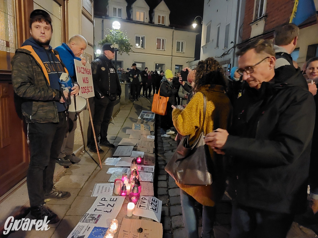 Pożegnanie Barbary Dziuk pod Biurem Poselskim