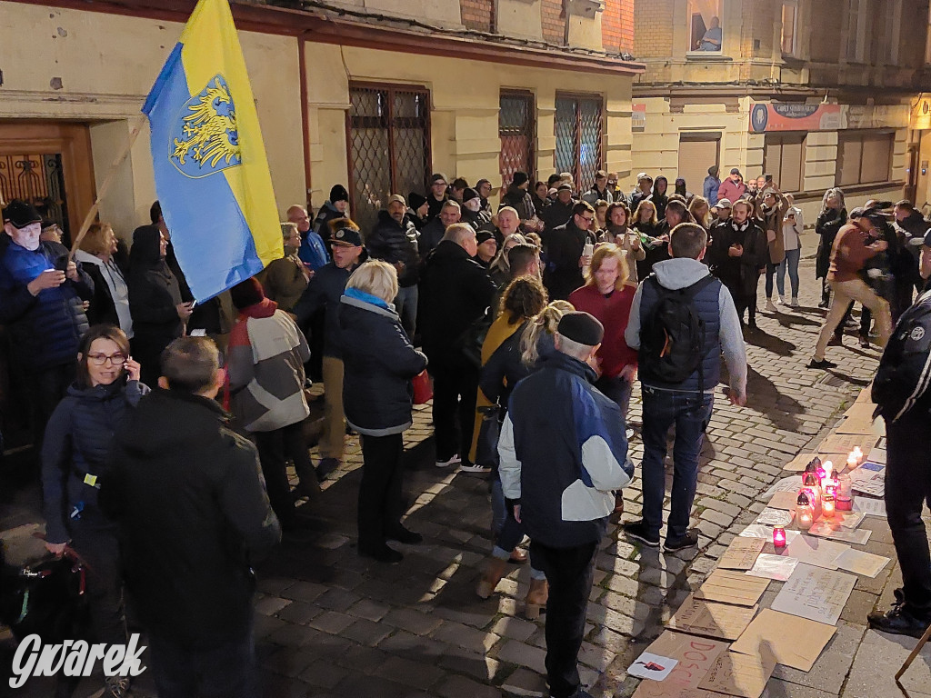 Pożegnanie Barbary Dziuk pod Biurem Poselskim