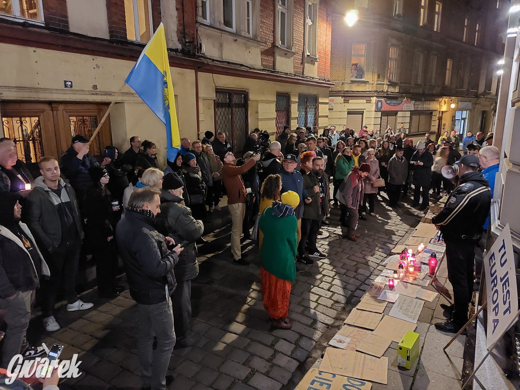 Pożegnanie Barbary Dziuk pod Biurem Poselskim