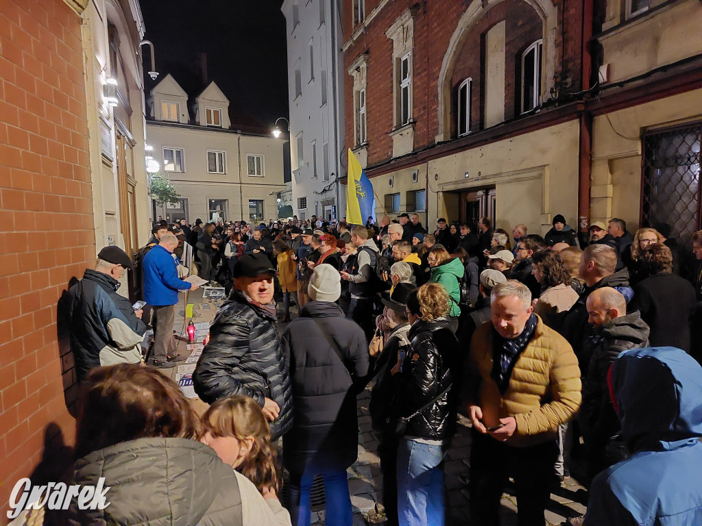 Pożegnanie Barbary Dziuk pod Biurem Poselskim