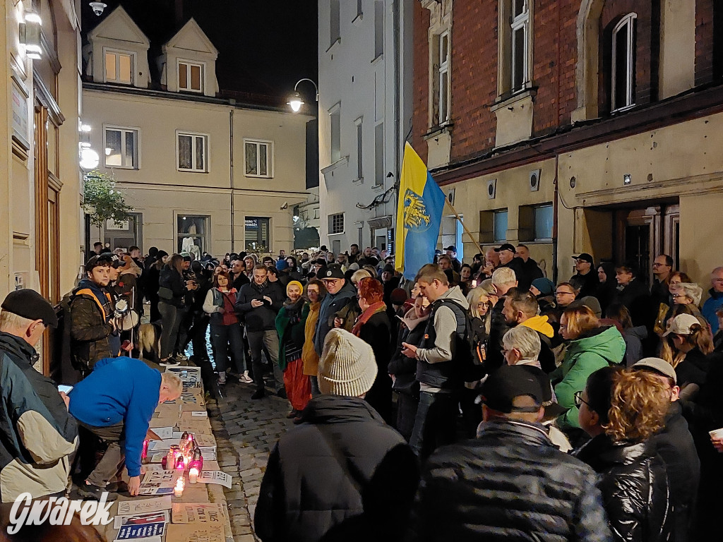 Pożegnanie Barbary Dziuk pod Biurem Poselskim