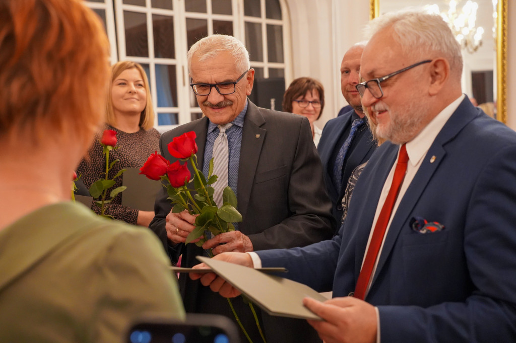 Nagrody, dyplomy i kwiaty dla nauczycieli [FOTO]