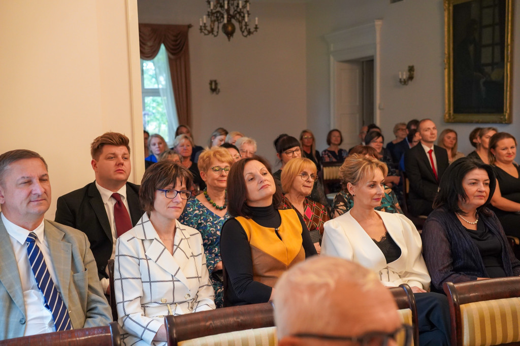 Nagrody, dyplomy i kwiaty dla nauczycieli [FOTO]