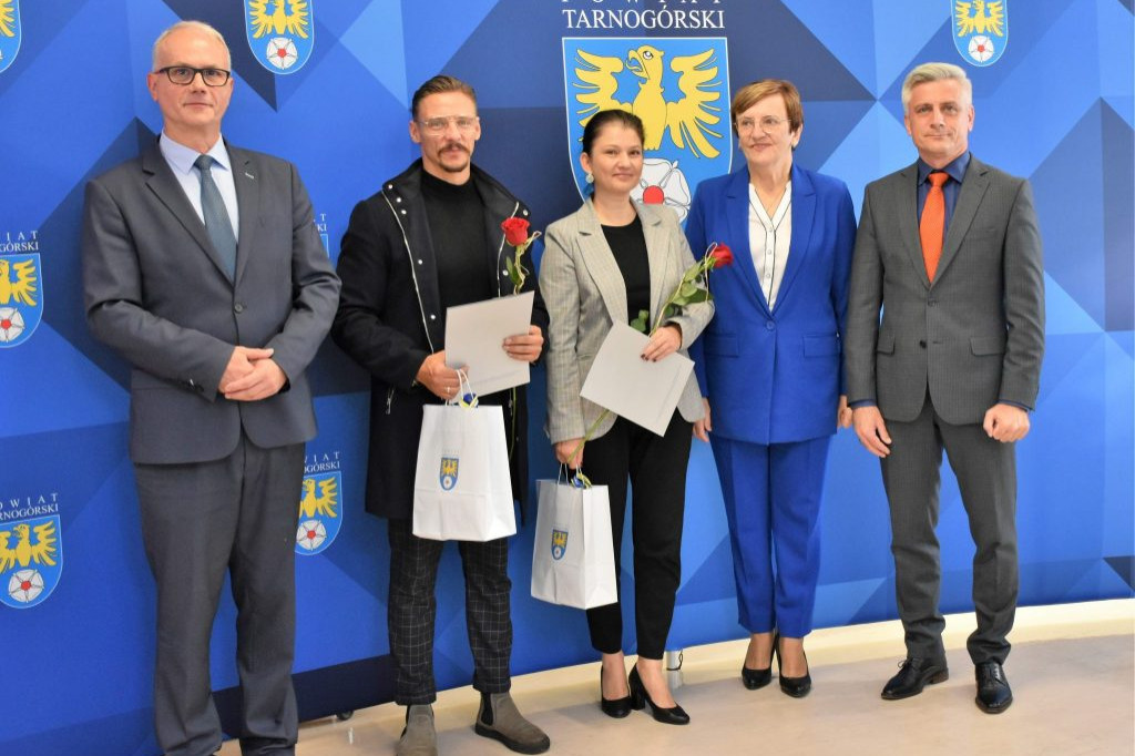 Uroczyście na sesji powiatowej. Wyróżnieni nauczyciele, pożegnanie naczelnika [FOTO]