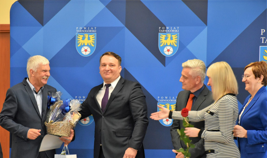 Uroczyście na sesji powiatowej. Wyróżnieni nauczyciele, pożegnanie naczelnika [FOTO]