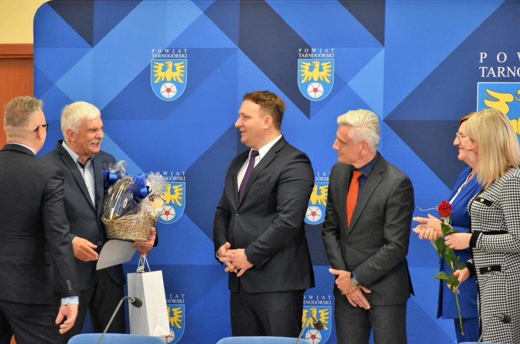 Uroczyście na sesji powiatowej. Wyróżnieni nauczyciele, pożegnanie naczelnika [FOTO]