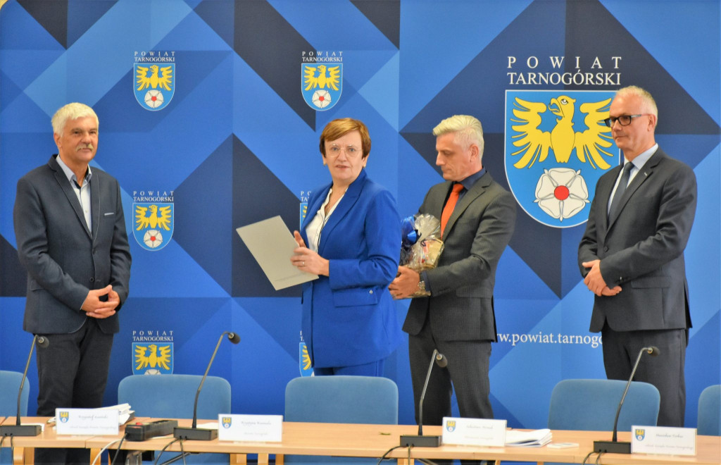 Uroczyście na sesji powiatowej. Wyróżnieni nauczyciele, pożegnanie naczelnika [FOTO]