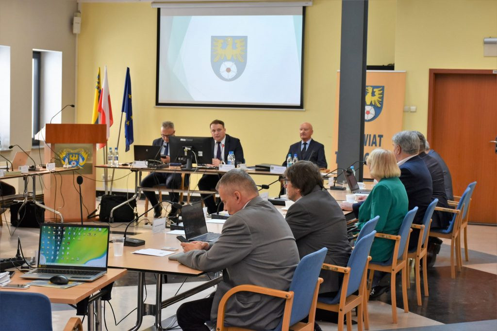 Uroczyście na sesji powiatowej. Wyróżnieni nauczyciele, pożegnanie naczelnika [FOTO]