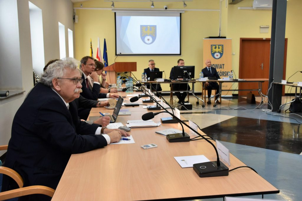Uroczyście na sesji powiatowej. Wyróżnieni nauczyciele, pożegnanie naczelnika [FOTO]