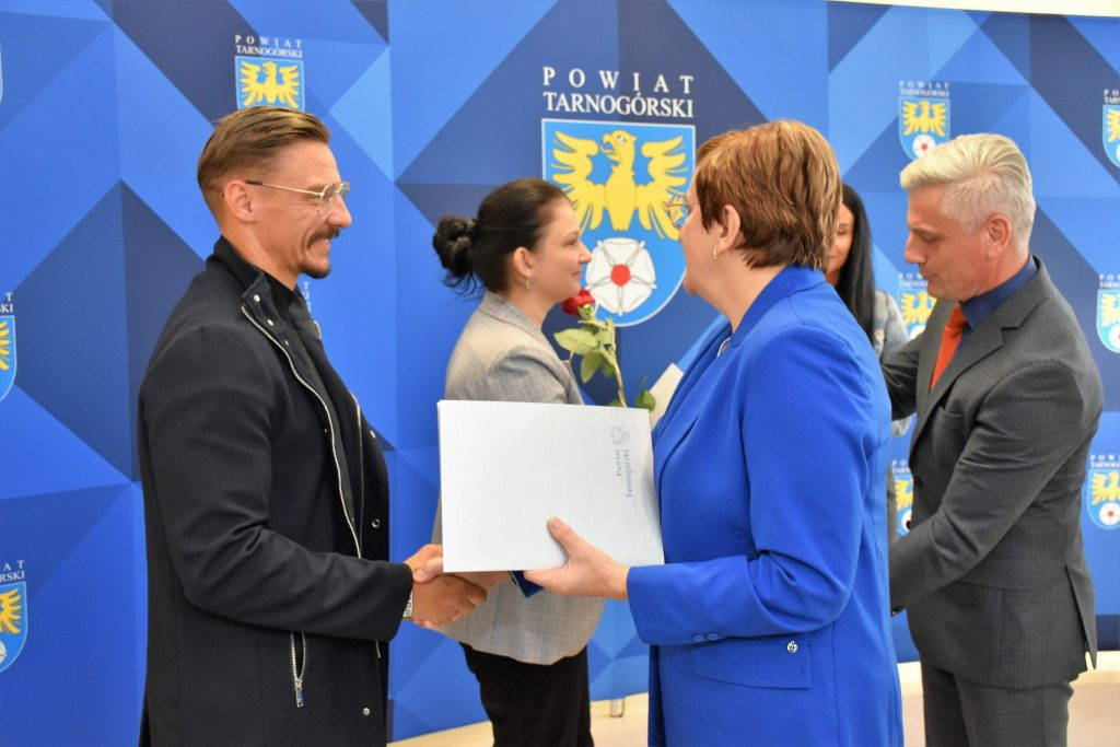 Uroczyście na sesji powiatowej. Wyróżnieni nauczyciele, pożegnanie naczelnika [FOTO]