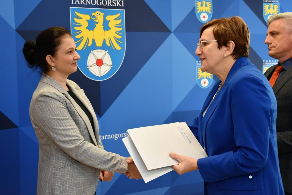 Uroczyście na sesji powiatowej. Wyróżnieni nauczyciele, pożegnanie naczelnika [FOTO]