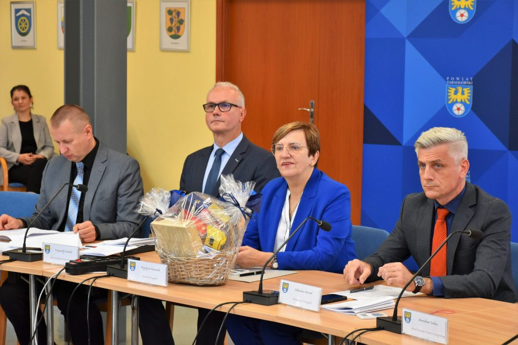 Uroczyście na sesji powiatowej. Wyróżnieni nauczyciele, pożegnanie naczelnika [FOTO]