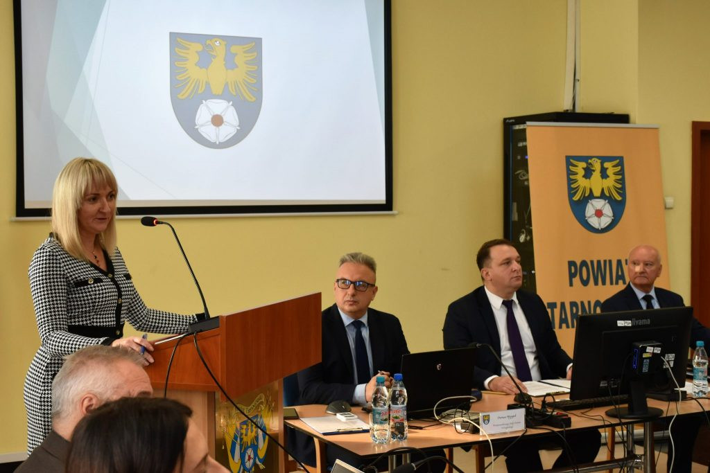 Uroczyście na sesji powiatowej. Wyróżnieni nauczyciele, pożegnanie naczelnika [FOTO]