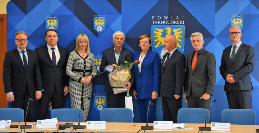 Uroczyście na sesji powiatowej. Wyróżnieni nauczyciele, pożegnanie naczelnika [FOTO]