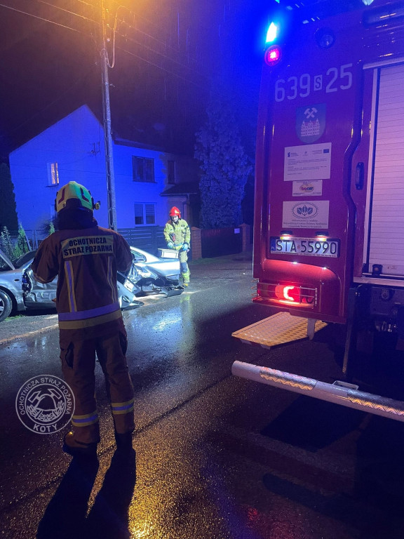 Uszkodzone 6 aut i 2 ogrodzenia